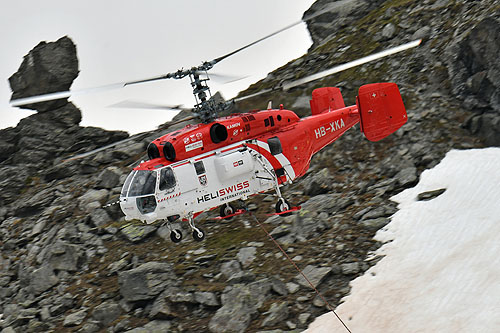 Hélitreuillage en montagne avec l'hélicoptère KA32 d'Heliswiss