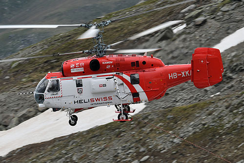 Hélitreuillage en montagne avec l'hélicoptère KA32 d'Heliswiss