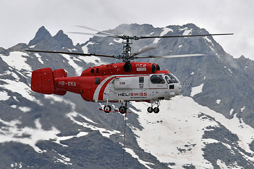 Hélitreuillage en montagne avec l'hélicoptère KA32 d'Heliswiss