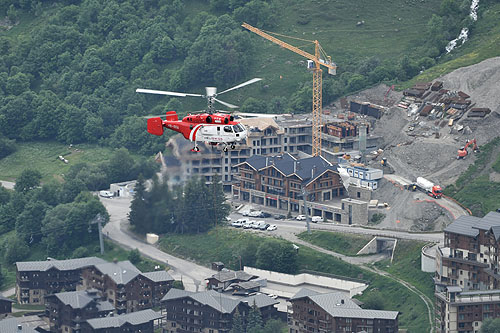 Hélitreuillage en montagne avec l'hélicoptère KA32 d'Heliswiss