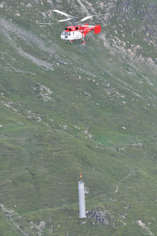 Hélitreuillage en montagne avec l'hélicoptère KA32 d'Heliswiss