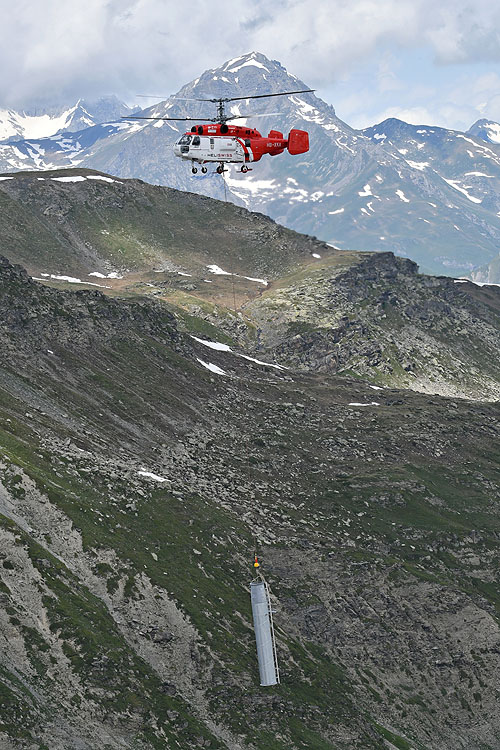 Hélitreuillage en montagne avec l'hélicoptère KA32 d'Heliswiss