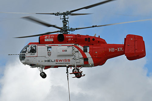 Hélitreuillage en montagne avec l'hélicoptère KA32 d'Heliswiss