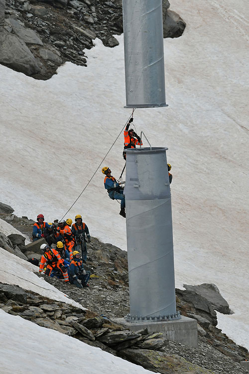 Hélitreuillage en montagne avec l'hélicoptère KA32 d'Heliswiss