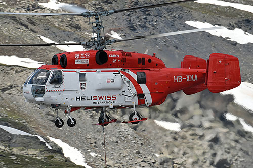 Hélitreuillage en montagne avec l'hélicoptère KA32 d'Heliswiss