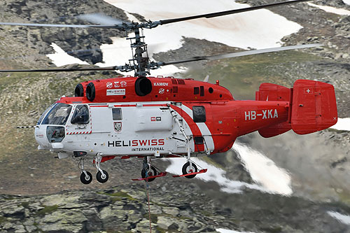 Hélitreuillage en montagne avec l'hélicoptère KA32 d'Heliswiss