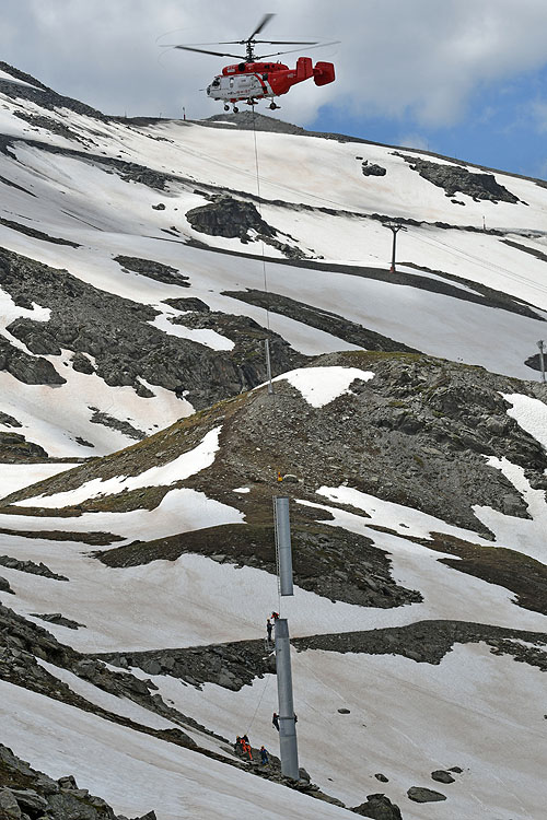 Hélitreuillage en montagne avec l'hélicoptère KA32 d'Heliswiss