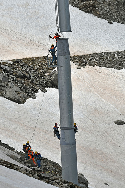 Hélitreuillage en montagne avec l'hélicoptère KA32 d'Heliswiss