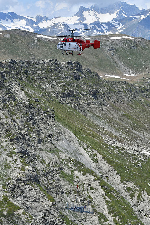 Hélitreuillage en montagne avec l'hélicoptère KA32 d'Heliswiss