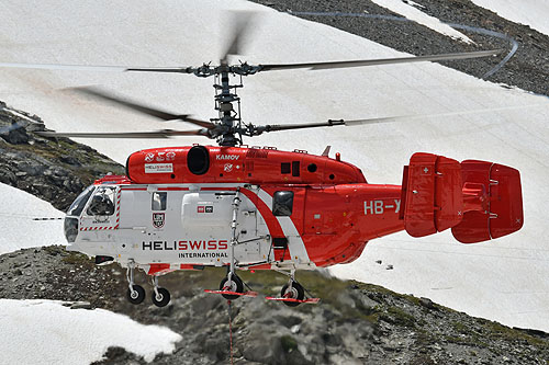 Hélitreuillage en montagne avec l'hélicoptère KA32 d'Heliswiss