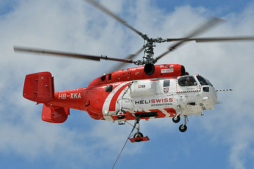 Hélitreuillage en montagne avec l'hélicoptère KA32 d'Heliswiss