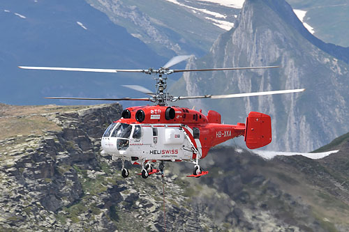 Hélitreuillage en montagne avec l'hélicoptère KA32 d'Heliswiss