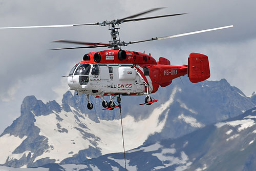 Hélitreuillage en montagne avec l'hélicoptère KA32 d'Heliswiss