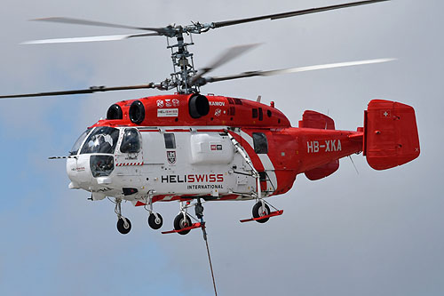 Hélitreuillage en montagne avec l'hélicoptère KA32 d'Heliswiss