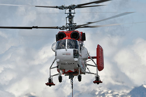 Hélitreuillage en montagne avec l'hélicoptère KA32 d'Heliswiss