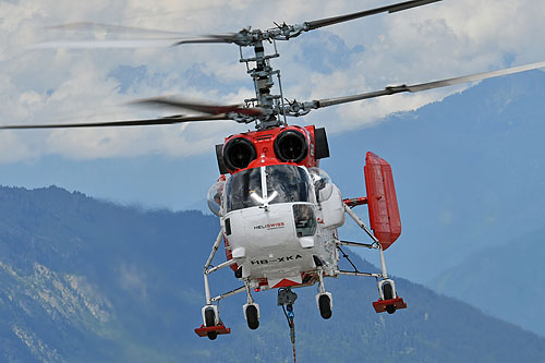 Hélitreuillage en montagne avec l'hélicoptère KA32 d'Heliswiss