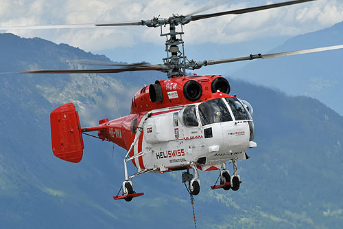 Hélitreuillage en montagne avec l'hélicoptère KA32 d'Heliswiss