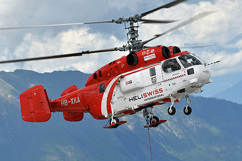 Hélitreuillage en montagne avec l'hélicoptère KA32 d'Heliswiss