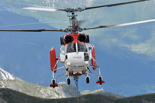 Hélitreuillage en montagne avec l'hélicoptère KA32 d'Heliswiss