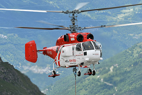 Hélitreuillage en montagne avec l'hélicoptère KA32 d'Heliswiss