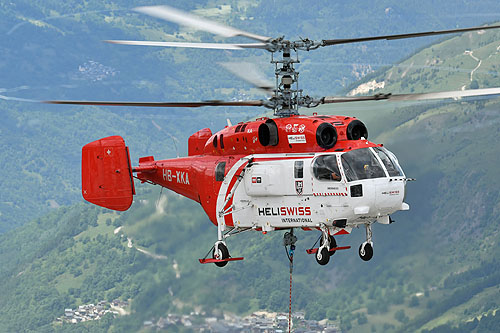 Hélitreuillage en montagne avec l'hélicoptère KA32 d'Heliswiss