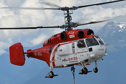 Hélitreuillage en montagne avec l'hélicoptère KA32 d'Heliswiss