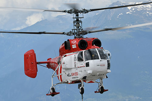 Hélitreuillage en montagne avec l'hélicoptère KA32 d'Heliswiss