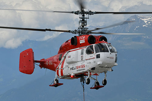 Hélitreuillage en montagne avec l'hélicoptère KA32 d'Heliswiss