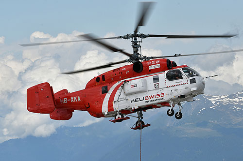 Hélitreuillage en montagne avec l'hélicoptère KA32 d'Heliswiss