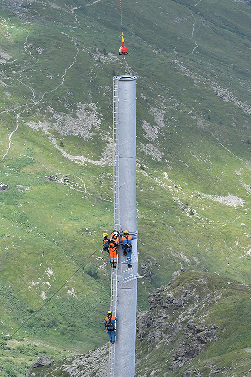 Hélitreuillage en montagne avec l'hélicoptère KA32 d'Heliswiss