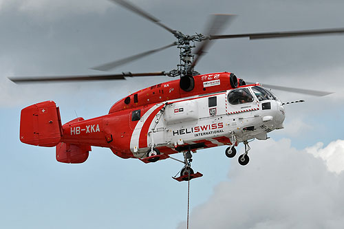 Hélitreuillage en montagne avec l'hélicoptère KA32 d'Heliswiss