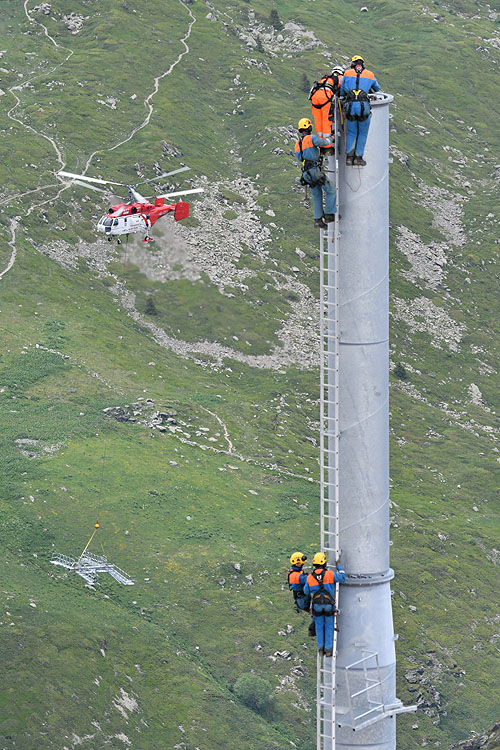 Hélitreuillage en montagne avec l'hélicoptère KA32 d'Heliswiss