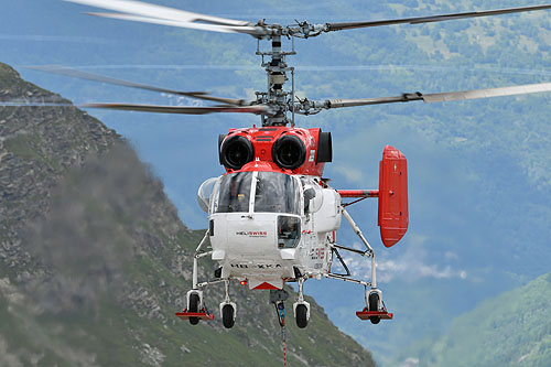 Hélitreuillage en montagne avec l'hélicoptère KA32 d'Heliswiss