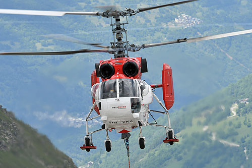 Hélitreuillage en montagne avec l'hélicoptère KA32 d'Heliswiss