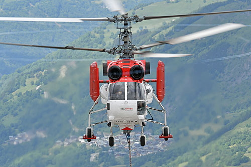 Hélitreuillage en montagne avec l'hélicoptère KA32 d'Heliswiss