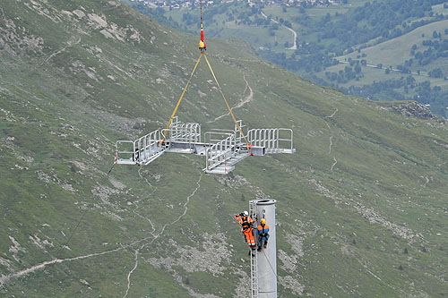 Hélitreuillage en montagne avec l'hélicoptère KA32 d'Heliswiss