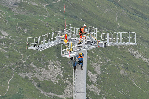 Hélitreuillage en montagne avec l'hélicoptère KA32 d'Heliswiss