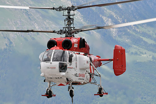 Hélitreuillage en montagne avec l'hélicoptère KA32 d'Heliswiss