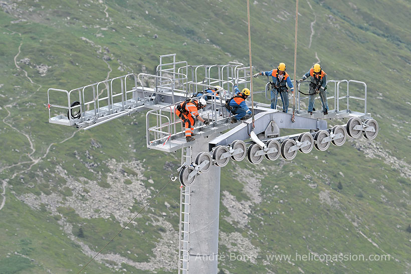 Hélitreuillage en montagne avec l'hélicoptère KA32 d'Heliswiss