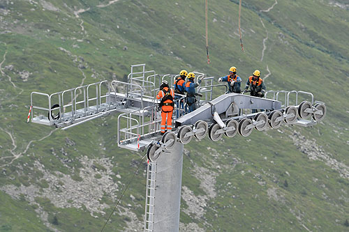 Hélitreuillage en montagne avec l'hélicoptère KA32 d'Heliswiss