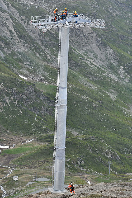 Hélitreuillage en montagne avec l'hélicoptère KA32 d'Heliswiss