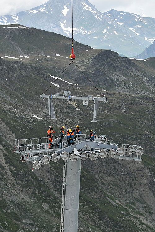 Hélitreuillage en montagne avec l'hélicoptère KA32 d'Heliswiss