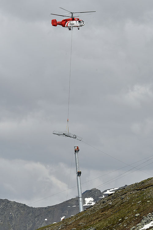 Hélitreuillage en montagne avec l'hélicoptère KA32 d'Heliswiss