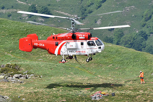 Hélitreuillage en montagne avec l'hélicoptère KA32 d'Heliswiss