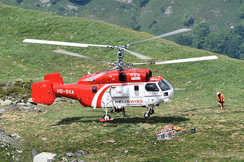 Hélitreuillage en montagne avec l'hélicoptère KA32 d'Heliswiss