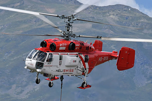 Hélitreuillage en montagne avec l'hélicoptère KA32 d'Heliswiss