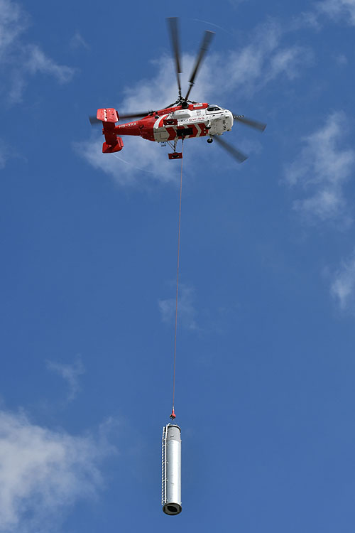 Hélitreuillage en montagne avec l'hélicoptère KA32 d'Heliswiss