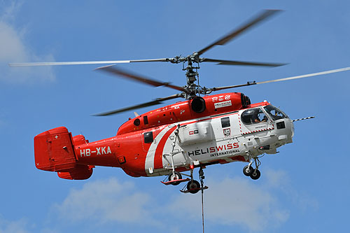 Hélitreuillage en montagne avec l'hélicoptère KA32 d'Heliswiss