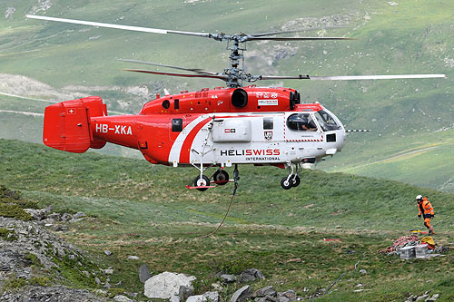 Hélitreuillage en montagne avec l'hélicoptère KA32 d'Heliswiss