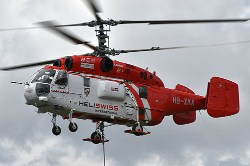 Hélitreuillage en montagne avec l'hélicoptère KA32 d'Heliswiss